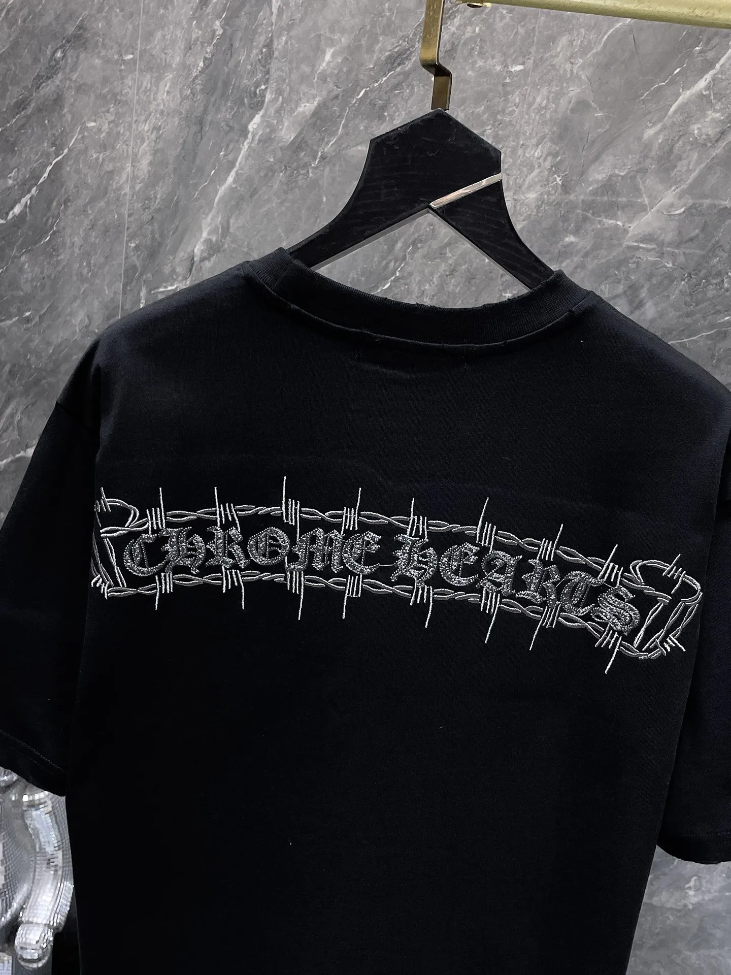 P166 New Chrome Hearts 25ss for summer. High gram weight, environmentally friendly and high-quality top-grade fabric. 280g. Heavy-duty horseshoe roller frayed embroidered short sleeves. Counter synchronization. Re-engraved version 1:1. Recommended color: black white. Size: S, M, L, XL.